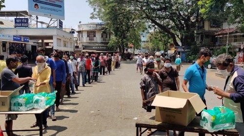 Distribuzione di pacchi alimentari organizzata dalla parrocchia di San Pietro a Bandra