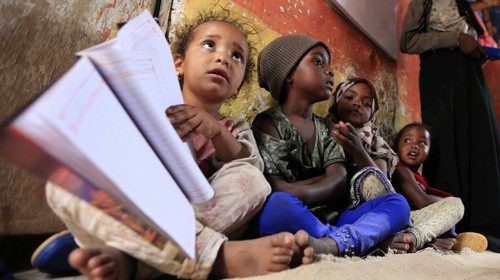 Bambini yemeniti partecipano a una lezione scolastica (Afp)