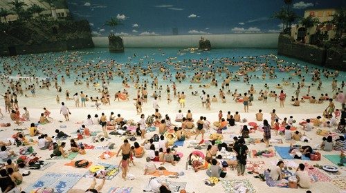 La spiaggia artificiale del Seagaia Ocean Dome, Myazaki, Giappone, 1996 ©2020 Martin Parr / Magnum Photos La spiaggia artificiale del Seagaia Ocean Dome, Myazaki, Giappone, 1996 ©2020 Martin Parr / Magnum Photos