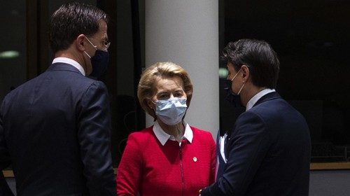 Rutte, Conte e von Leyen a colloquio durante il summit di Bruxelles (Ansa) Rutte, Conte e von Leyen a colloquio durante il summit di Bruxelles (Ansa)