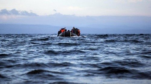 Barcone di migranti alla deriva nel Mediterraneo