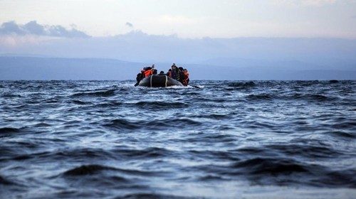 Barcone di migranti alla deriva nel Mediterraneo Barcone di migranti alla deriva nel Mediterraneo