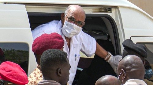 Omar al-Bashir arriva a Khartoum per il processo (Afp)
