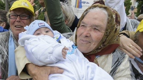 La nonna con la quale Francesco incrociò lo sguardo durante l’incontro con i giovani e le famiglie a Iaşi (1° giugno 2019)