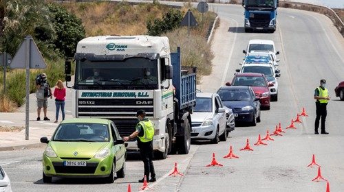 Controlli stradali in Spagna dopo la ripresa dei contagi (Ansa)