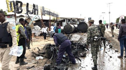 Il luogo di un recente attentato a Mogadiscio (Reuters) Il luogo di un recente attentato a Mogadiscio (Reuters)