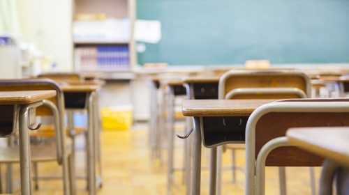 scuola-banchi.jpg scuola-banchi.jpg