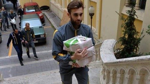 Daniele Garozzo, oro olimpico nel fioretto individuale a Rio de Janeiro (2016), con un pacco di doni per il Dispensario pediatrico Santa Marta in Vaticano