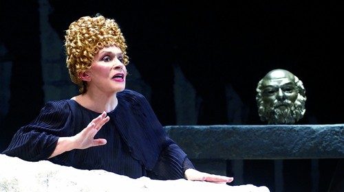 Franca Valeri nel monologo «La vedova Socrate» Franca Valeri nel monologo «La vedova Socrate»