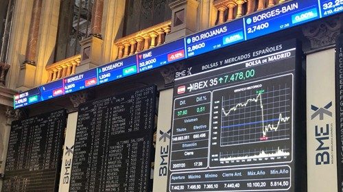 epa08556890 Screens display the evolution of Spanish main stock market index IBEX 35 at the end of ...