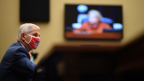 Il virologo Anthony Fauci membro della task force anti-covid durante l’audizione al Congresso (Reuters) Il virologo Anthony Fauci membro della task force anti-covid durante l’audizione al Congresso (Reuters)