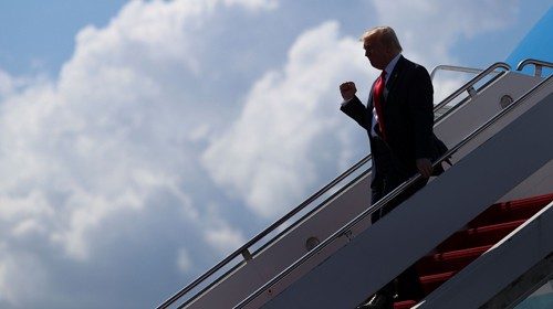 Trump scende dall’Air Force One al Tampa International Airport, in Florida (Reuters)