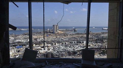 Beirut, il luogo dell’esplosione dalla finestra di un palazzo distrutto (Epa)