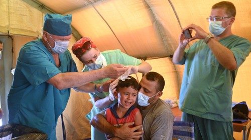 Un bambino curato in un ospedale da campo allestito a Beirut (Ansa)