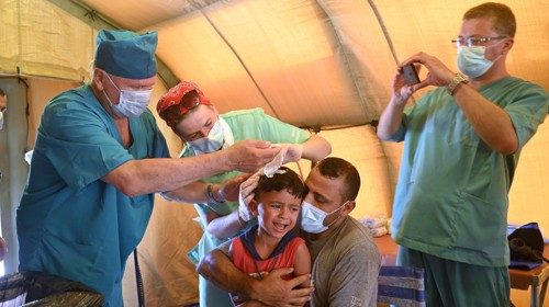 Un bambino curato in un ospedale da campo allestito a Beirut (Ansa) Un bambino curato in un ospedale da campo allestito a Beirut (Ansa)
