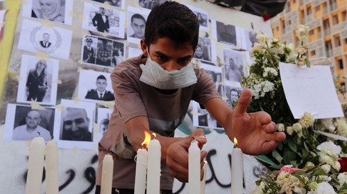 Un uomo accende una candela per ricordare le vittime dell’esplosione a Beirut (Reuters) Un uomo accende una candela per ricordare le vittime dell’esplosione a Beirut (Reuters)