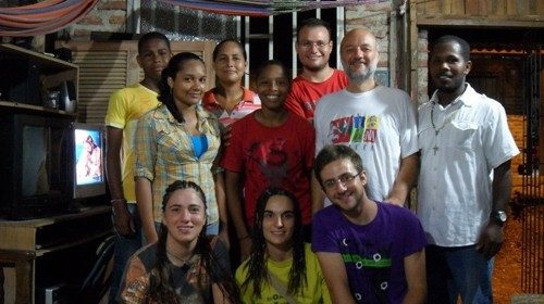 Padre Enzo Tonini nella missione di Buenaventura con un gruppo di giovani 