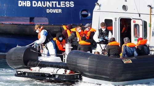 Arrivo di migranti al Porto di Dover, nel Regno Unito (Reuters)