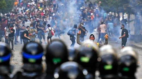 Gli scontri nella piazza antistante il Parlamento a Beirut (Afp)