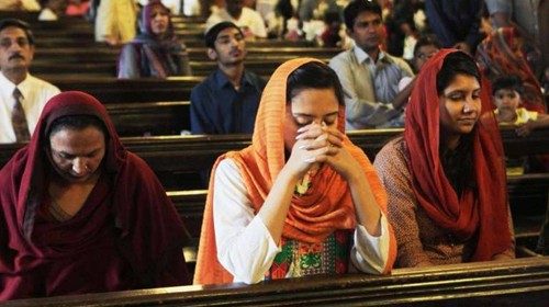 Cristiani in preghiera in una chiesa pakistana