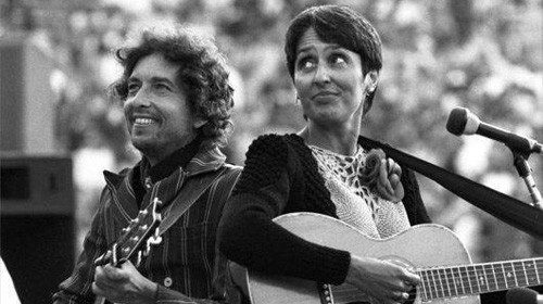 Bob Dylan con Joan Baez che il prossimo 16 agosto, in occasione del Philadelphia Folk Festival, riceverà il Woody Guthrie Award
