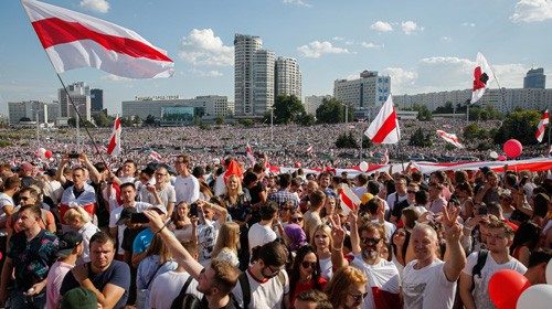 Manifestanti in piazza a Minsk per protestare contro i risultati delle presidenziali (Epa)