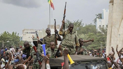 I militari maliani entrano nella capitale Bamako (Epa)