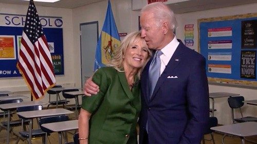 Biden insieme alla moglie Jill in un video per la convention (Afp)