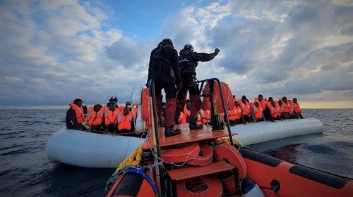 Operazioni di soccorso a un barcone di migranti nel Mediterraneo