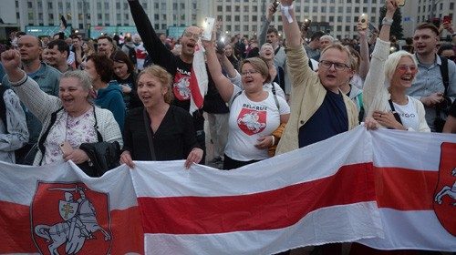 epa08615374 People attend a rally in support of the Belarusian Opposition to demonstrate against ...