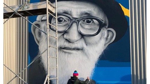 Lo street-artist Zabou al lavoro su un murale dedicato all’abbè Pierre a Saumur 