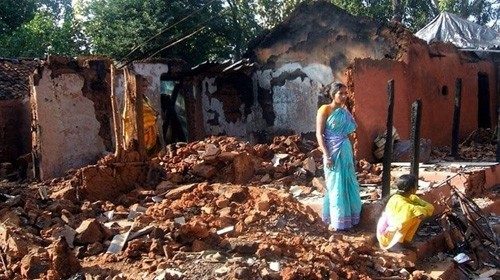 Scena di devastazione in un villaggio cristiano del Kandhamal nel 2008