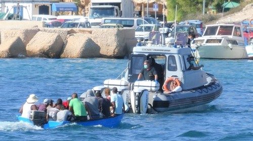 Migranti sbarcano a Lampedusa (Ansa)