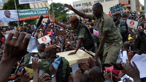 Soldati maliani durante il colpo di Stato che ha destituito il presidente Keita (Reuters)