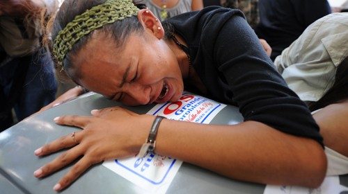 Il dolore di uno dei familiari delle vittime del massacro (Afp) Il dolore di uno dei familiari delle vittime del massacro (Afp)
