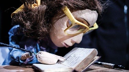 Una scena dello spettacolo di teatro di figura «La classe» di Fabiana Iacozzilli Una scena dello spettacolo di teatro di figura «La classe» di Fabiana Iacozzilli