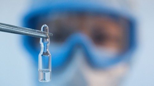 Uno scienziato durante la sperimentazione di un vaccino anti-covid (Reuters) Uno scienziato durante la sperimentazione di un vaccino anti-covid (Reuters)