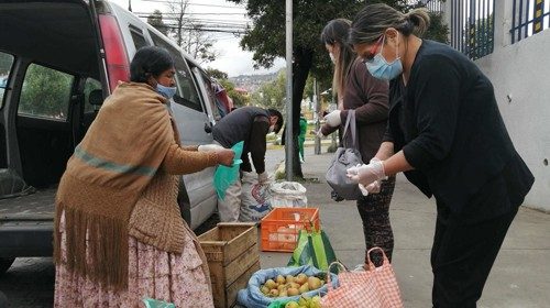 Una donna vende la sua merce in strada a La Paz Una donna vende la sua merce in strada a La Paz