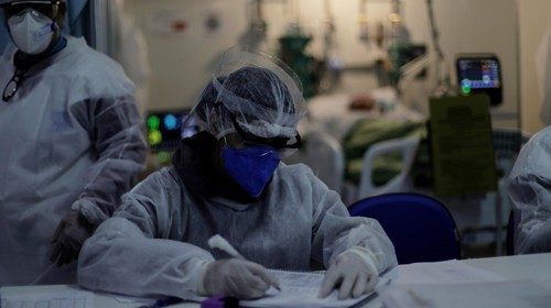 Operatore sanitario in un ospedale di Rio de Janeiro (Epa) Operatore sanitario in un ospedale di Rio de Janeiro (Epa)