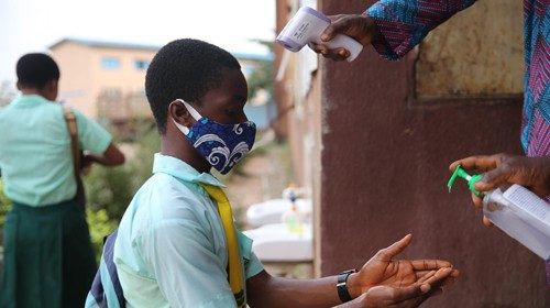 Controlli anti-covid a uno studente nigeriano (Epa) Controlli anti-covid a uno studente nigeriano (Epa)