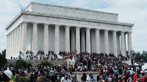 Manifestanti al Lincoln Memorial (Epa) Manifestanti al Lincoln Memorial (Epa)