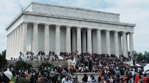 Manifestanti al Lincoln Memorial (Epa) 