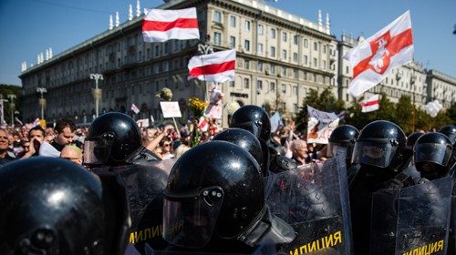 Manifestanti e agenti nel centro di Minsk (Afp)
