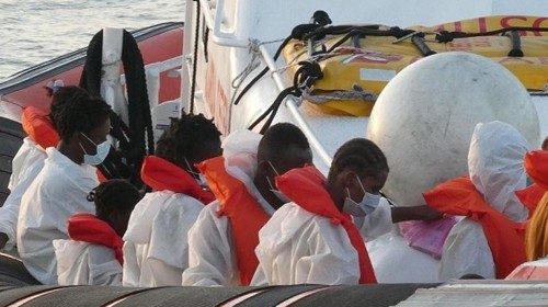 Un gruppo di migranti arriva a Lampedusa (Ansa)