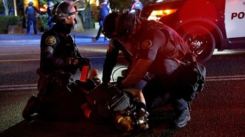 Un fermo durante gli scontri a Portland (Reuters)