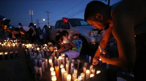 Candele in ricordo di Dijon Kizzee sul luogo della sua uccisione a Los Angeles (Afp)