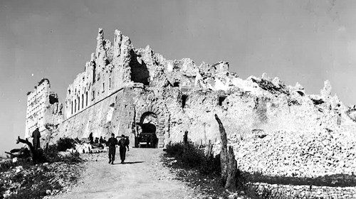 L’abbazia di Montecassino dopo i bombardamenti del 15 marzo 1944
