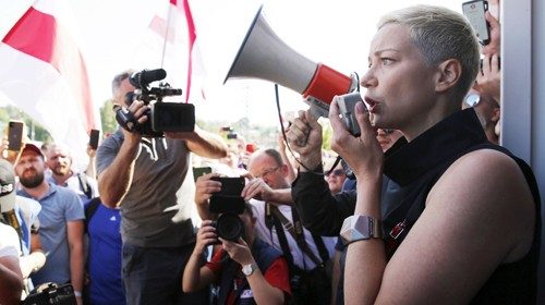 Kolesnikova, leader dell’opposizione, durante una manifestazione a Minsk (Ansa)