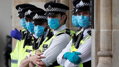 Poliziotti britannici con le mascherine nel centro di Londra (Reuters)