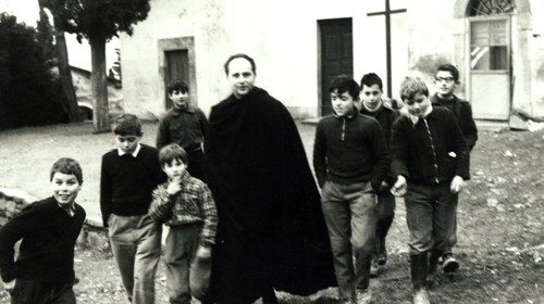 Don Milani e i primi ragazzi, tra cui Michele (febbraio 1958, foto Frighi, Archivio FDLM) Don Milani e i primi ragazzi, tra cui Michele (febbraio 1958, foto Frighi, Archivio FDLM)